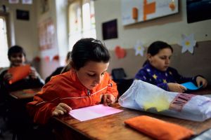 3 niños en escuela.jpg